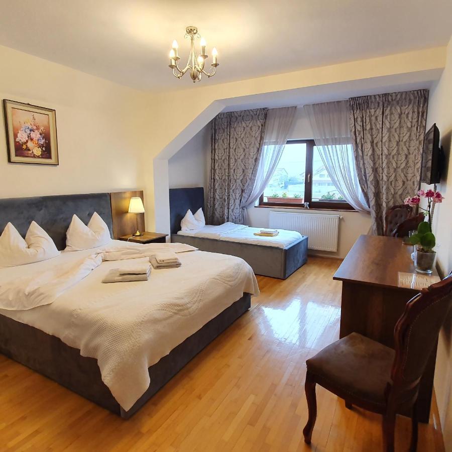 Vila De La Lugas Hotel Oradea Ngoại thất bức ảnh